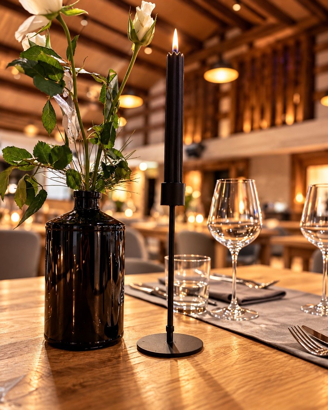 Gedeckter Tisch mit Kerze im Il Nido